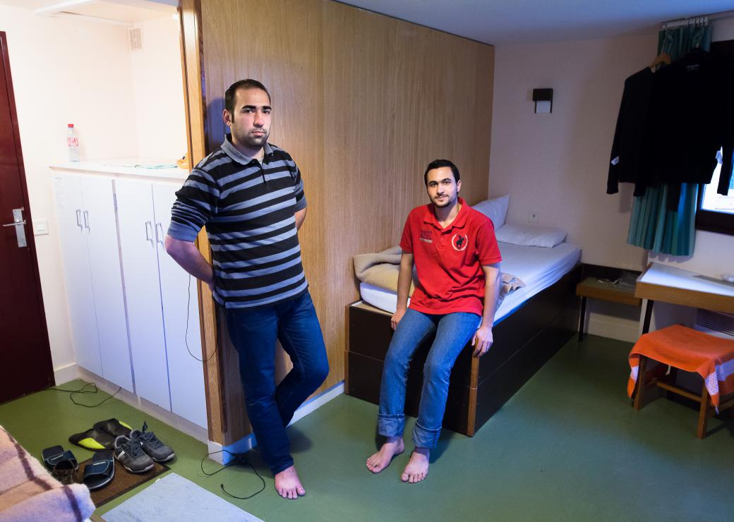 Alaa, 31 ans, Syrien, et Muthana, 26 ans, Irakien, dans leur chambre commune au centre d'accueil pour les migrants situe a Peyrat le Chateau