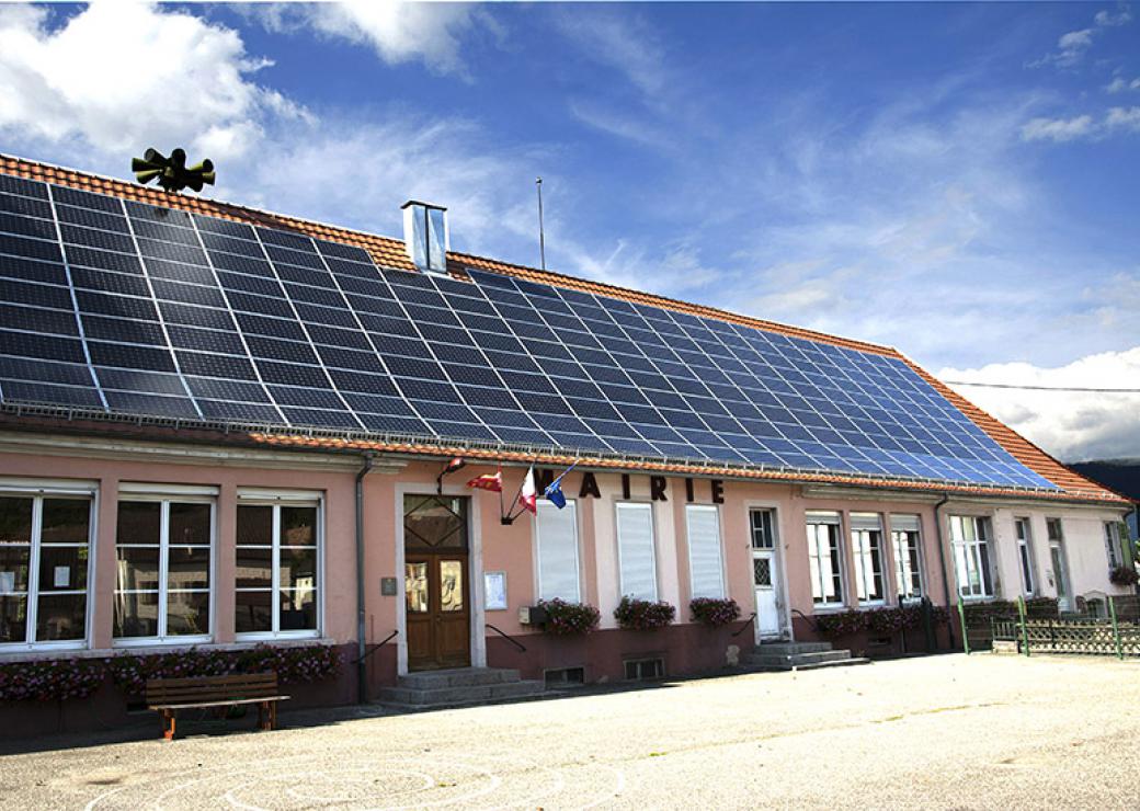 Panneaux photovoltaique sur le toit de la mairie école à URBES, HAUT RHIN