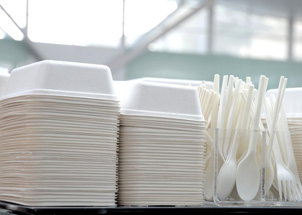 Vaisselle en plastique dans un restaurant d'entreprise