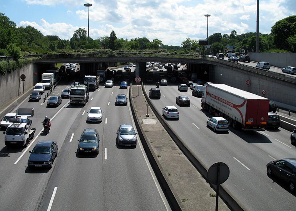 Se déplacer en voiture : des distances parcourues une fois et demie plus importantes pour les habitants des couronnes que pour ceux des pôles