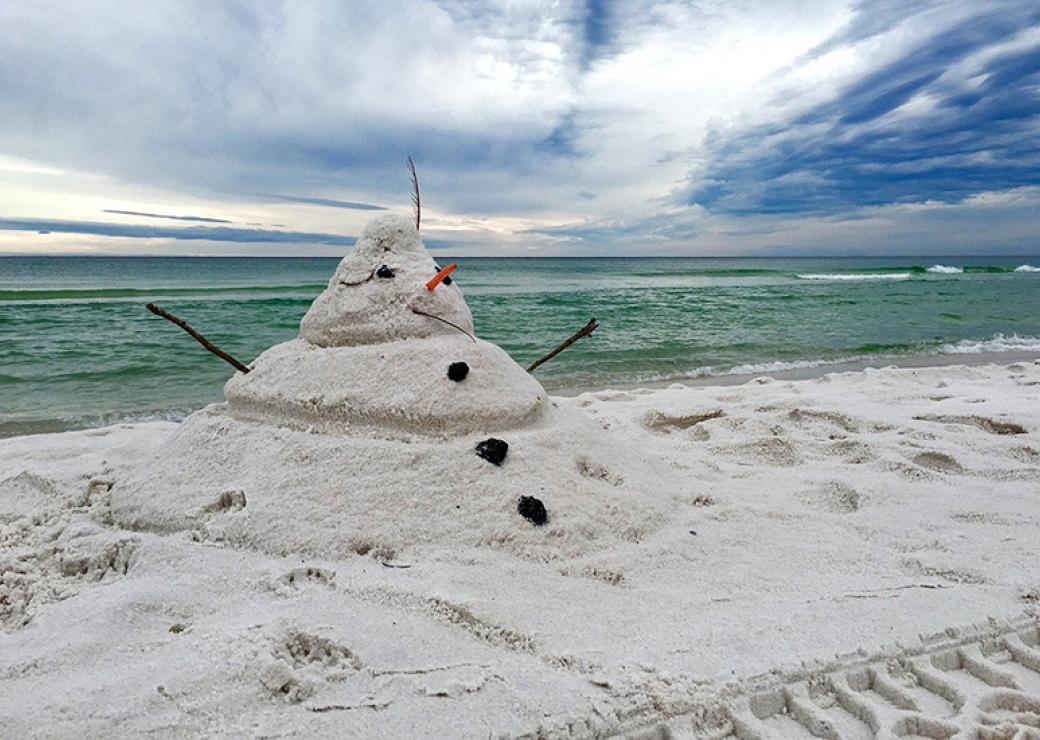Bonhomme de neige sur une plage