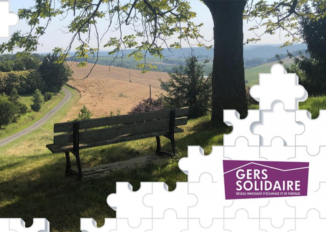 Sur une photo de paysage sont découpées des formes de pièces de puzzle. Un logo apposé sur l'image dit "Gers solidaire, réseau innovant d'échange et de partage""