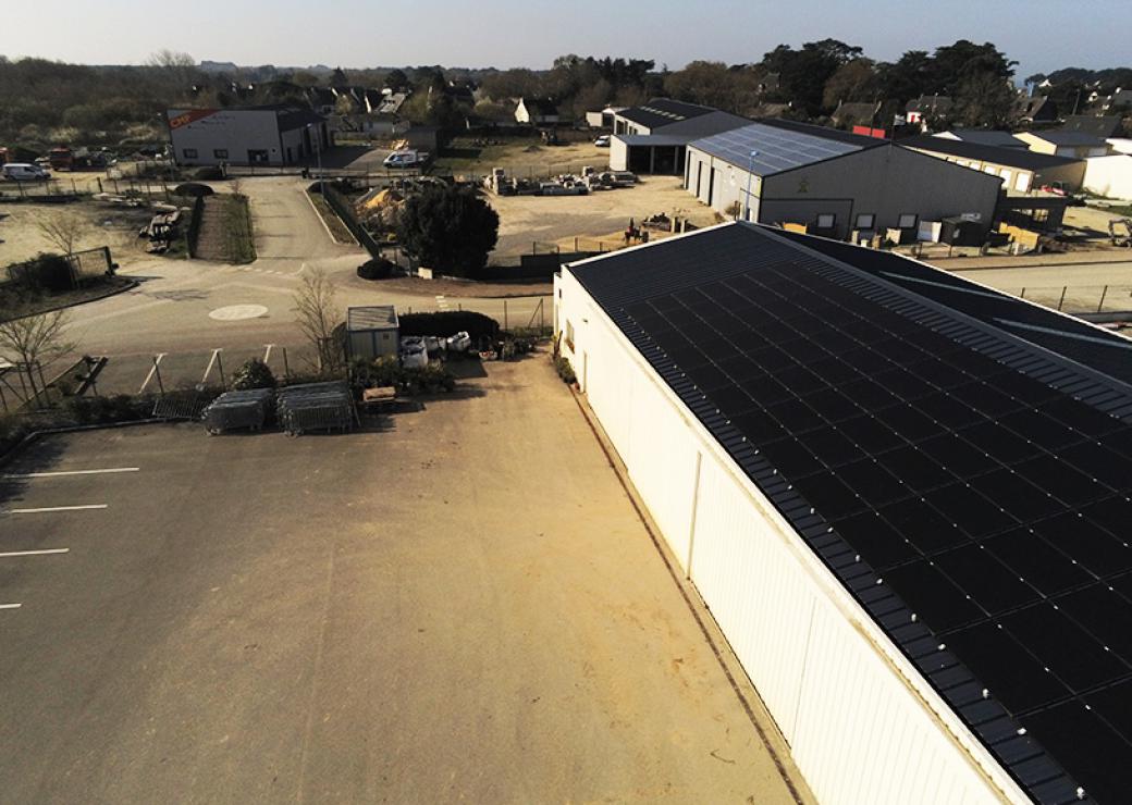 Vue aérienne de hangars sur lesquels sont installés des panneaux solaires 