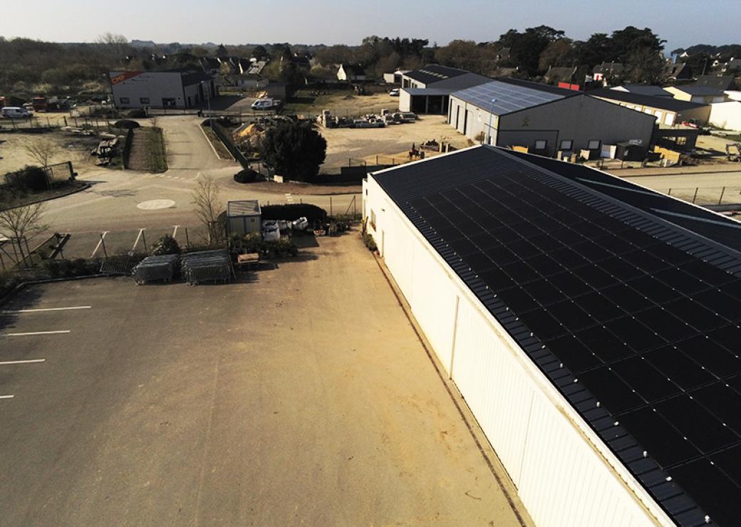 Vue aérienne de hangars sur lesquels sont installés des panneaux solaires