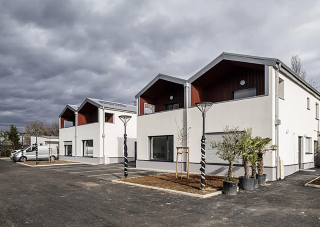 Plan large sur quatre maisons neuves