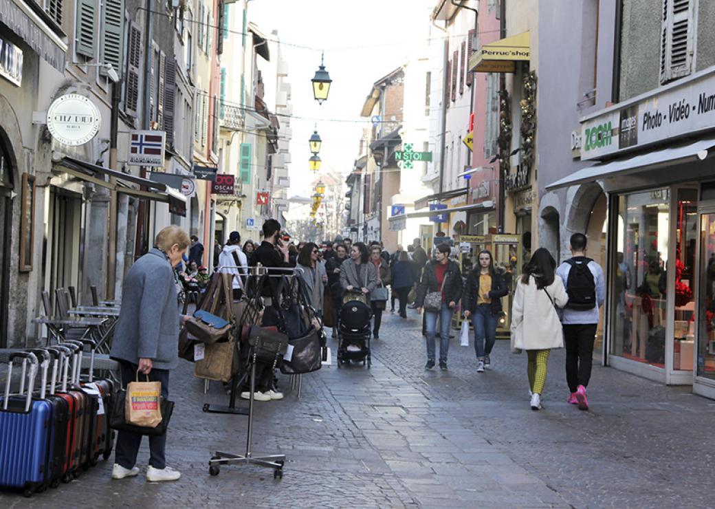 Photo d'une rue commerçante de la vieille ville