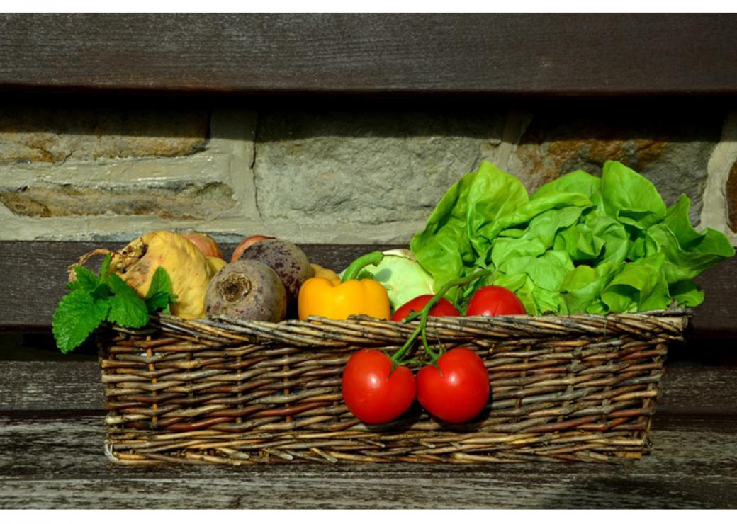 Photographie type nature morte, d'un panier en osier contenant des légumes
