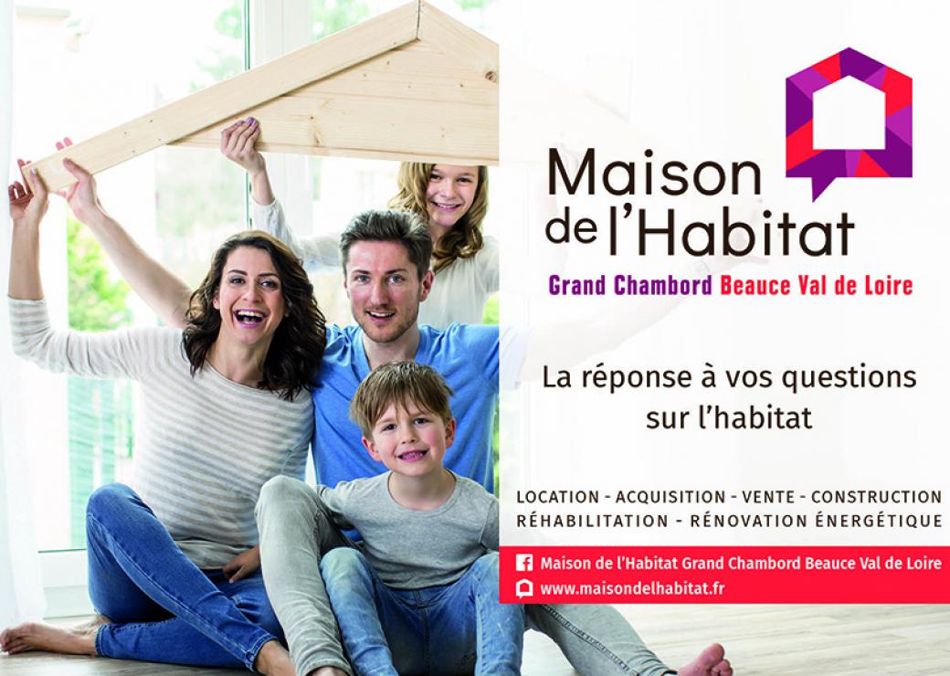 Affiche rectangulaire montrant deux adultes et deux enfants tenant au dessus de leurs têtes une mini charpente de toit. Le texte sur le côté dit "maison de l'habitat Grand Chambord Beauce Val de Loire