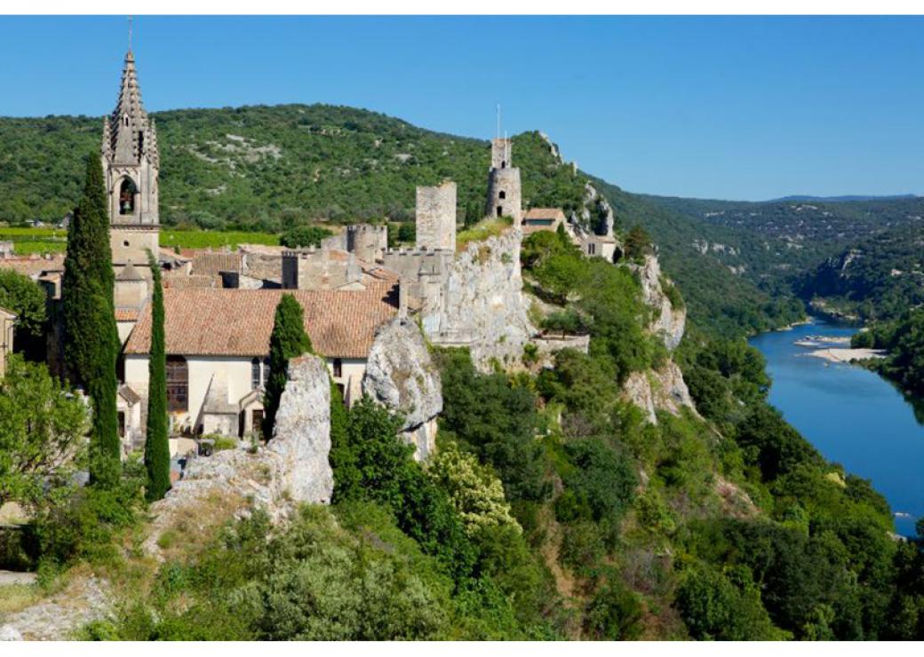 Photo d'un village accroché en haut des gorges d'une rivière