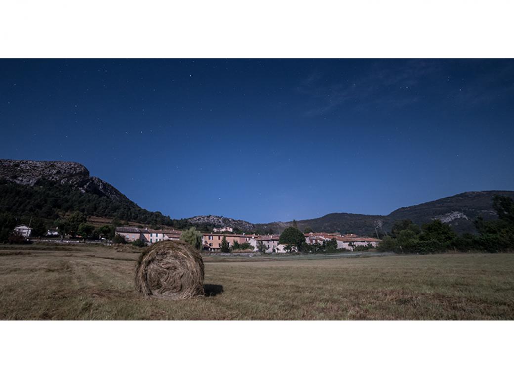 Photo panoramique nocturne d'un paysage sous un ciel étoilé