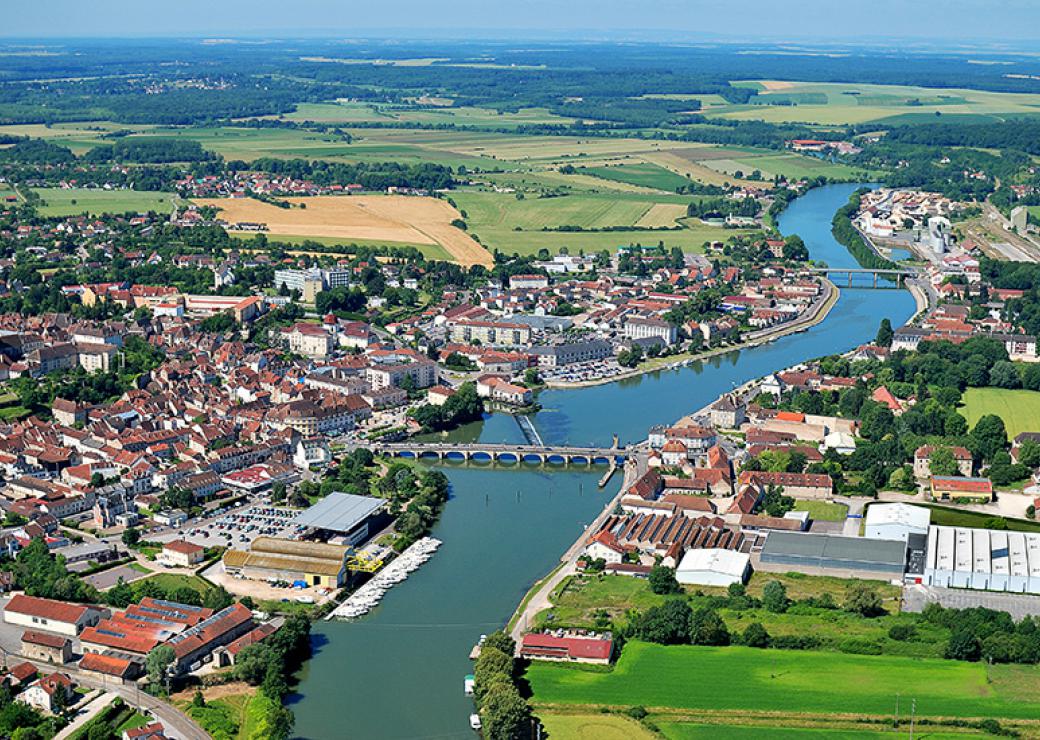 Ville et campagne vue aérienne