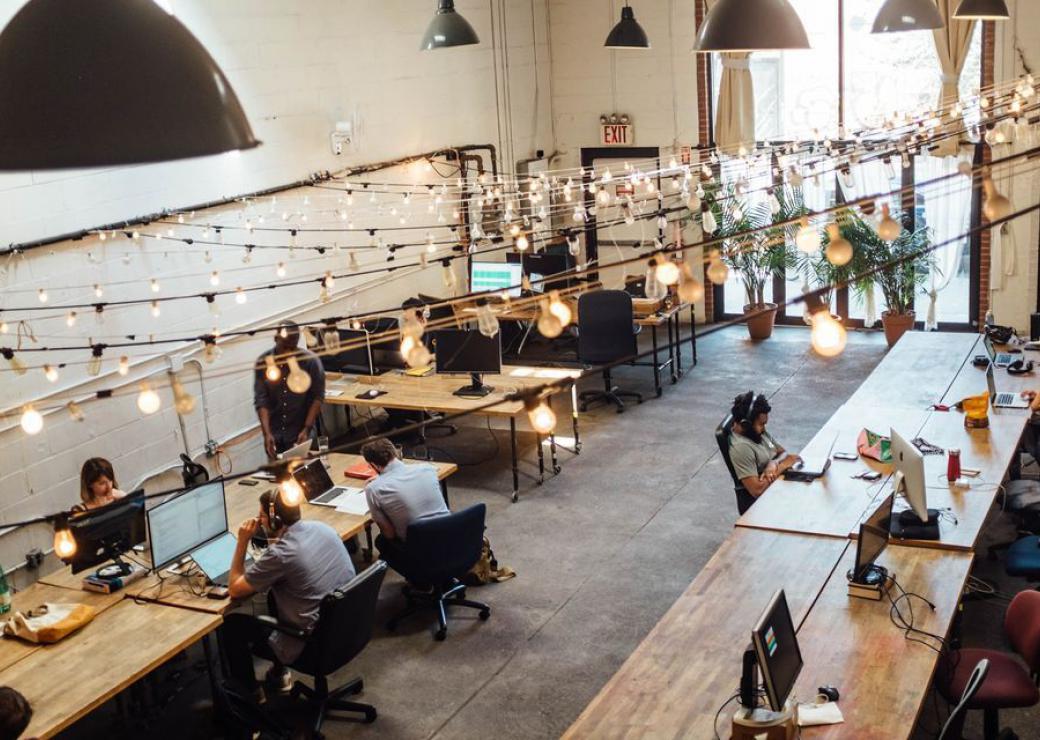 salle de travail avec des ordinateurs