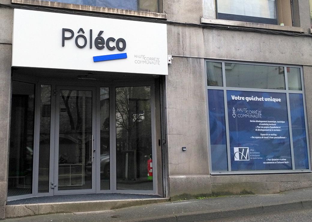 Façade d'un immeuble moderne sur lequel on peut lire: "Poléco Haute-Corrèze Communauté"