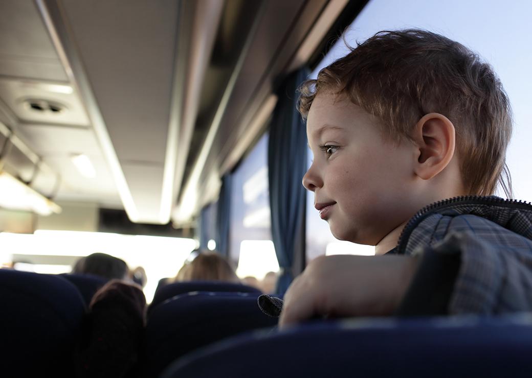 Les enfants doivent être assis dans les transports qui leur sont destinés,  y compris sur une ligne de bus ouverte à tous