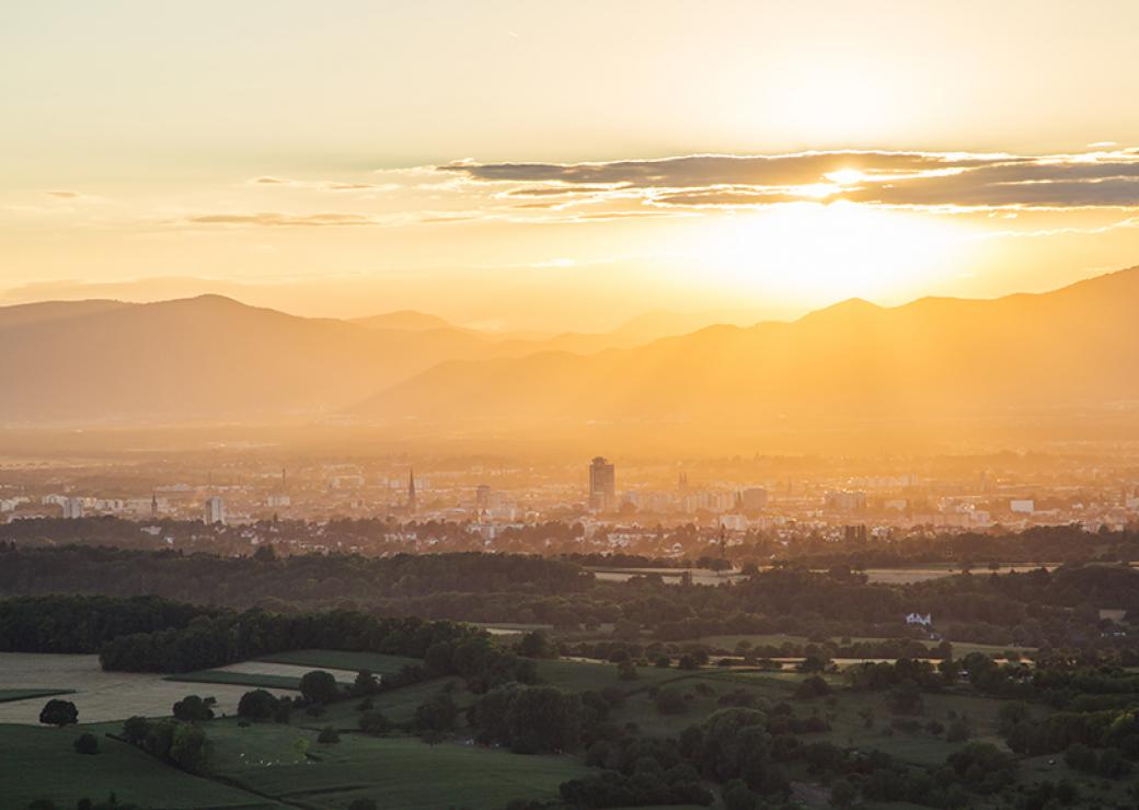 Vue globale de l'agglomération de Mulhouse, à contre jour au soleil couchant