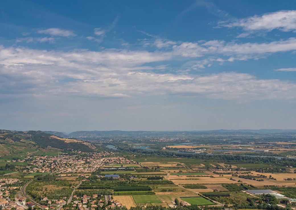 Plan large d'un paysage bordé par une rivière d'un côté et des collines de l'autre