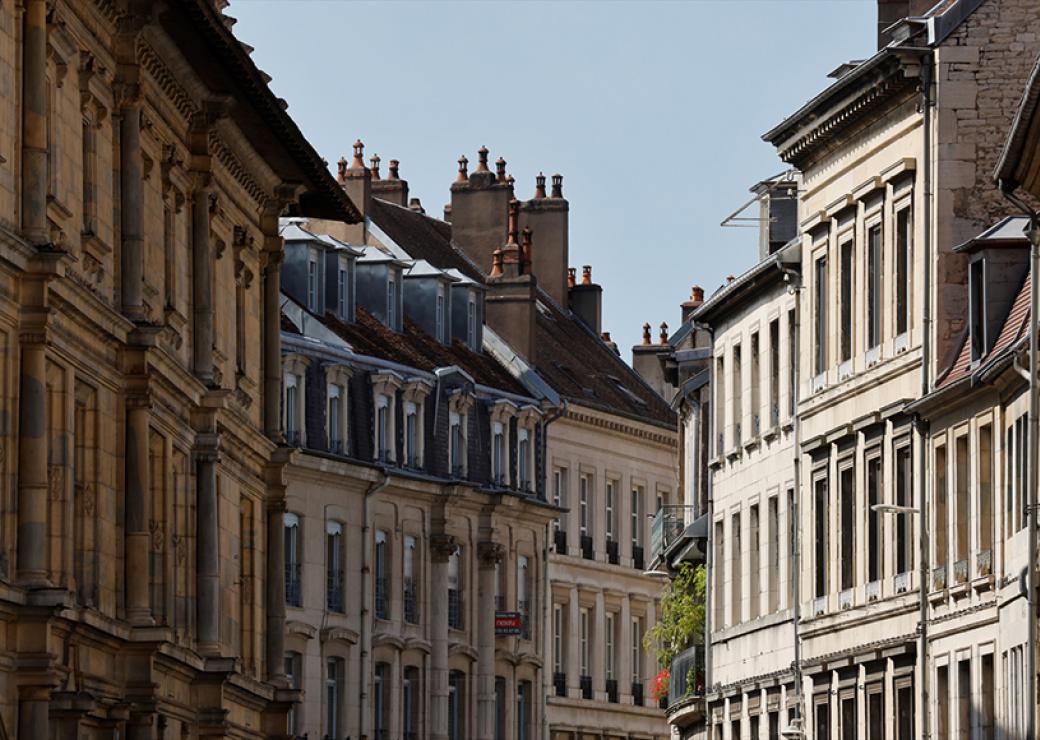 Rue typique du centre de Besançon: étroite et sinueuse, bordée de hauts bâtiments
