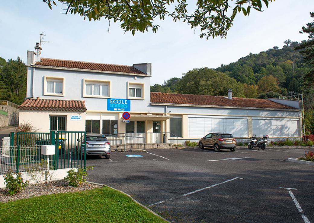 Photo d'une grande maison sur laquelle on peut lire "Ecole des cadres"