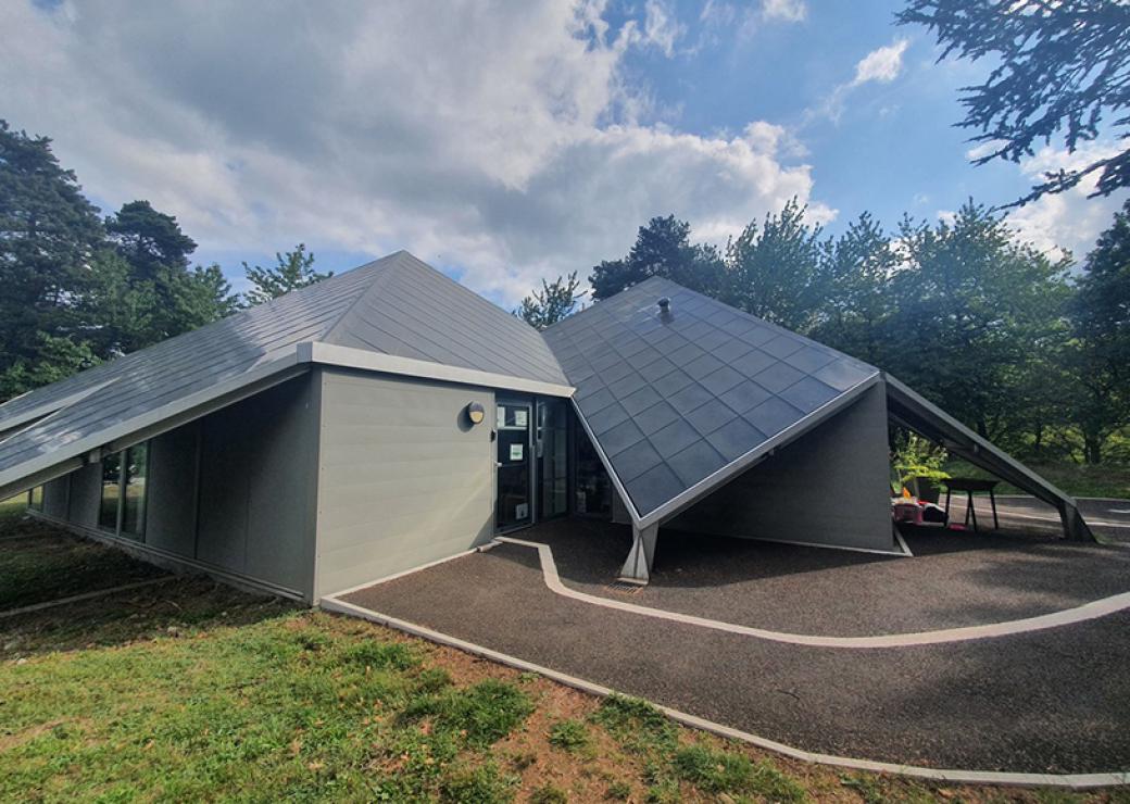 Un bâtiment de faible hauteur, équipé de toits très pentus