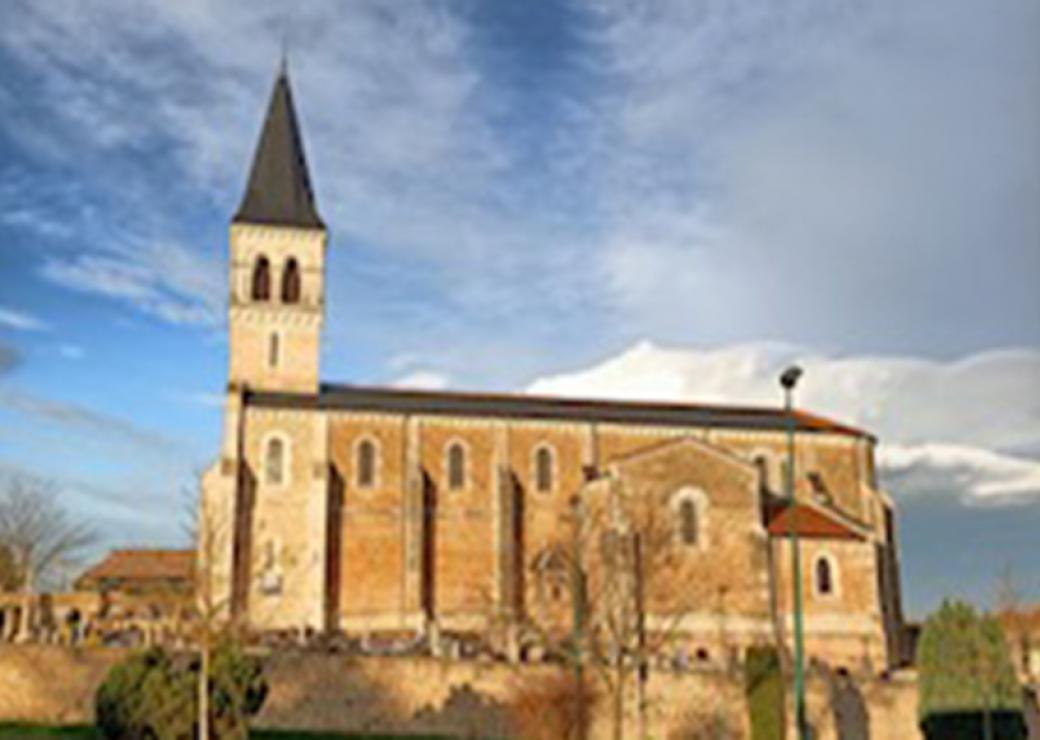 Plan large sur une église