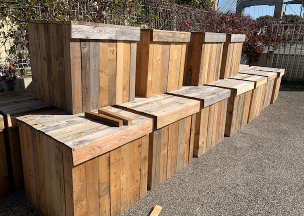 Une vingtaine de boites de bois de forme carrée, type composteur
