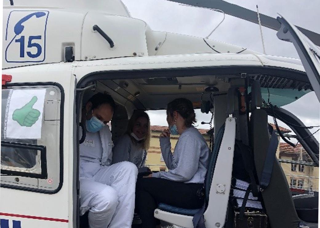 3 personnes sont assises dans un hélicoptère du Samu