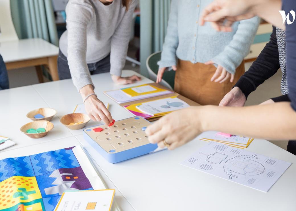 élèves manipulant des objets sur une table