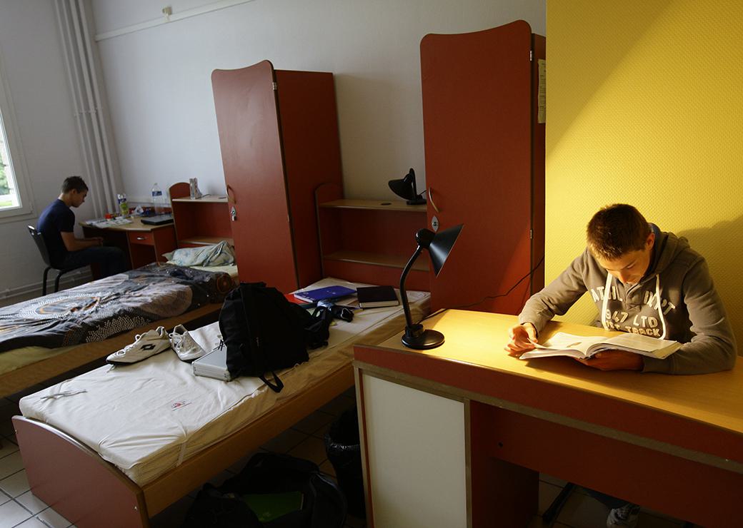 2 lycéens qui étudient dans une chambre d'internat