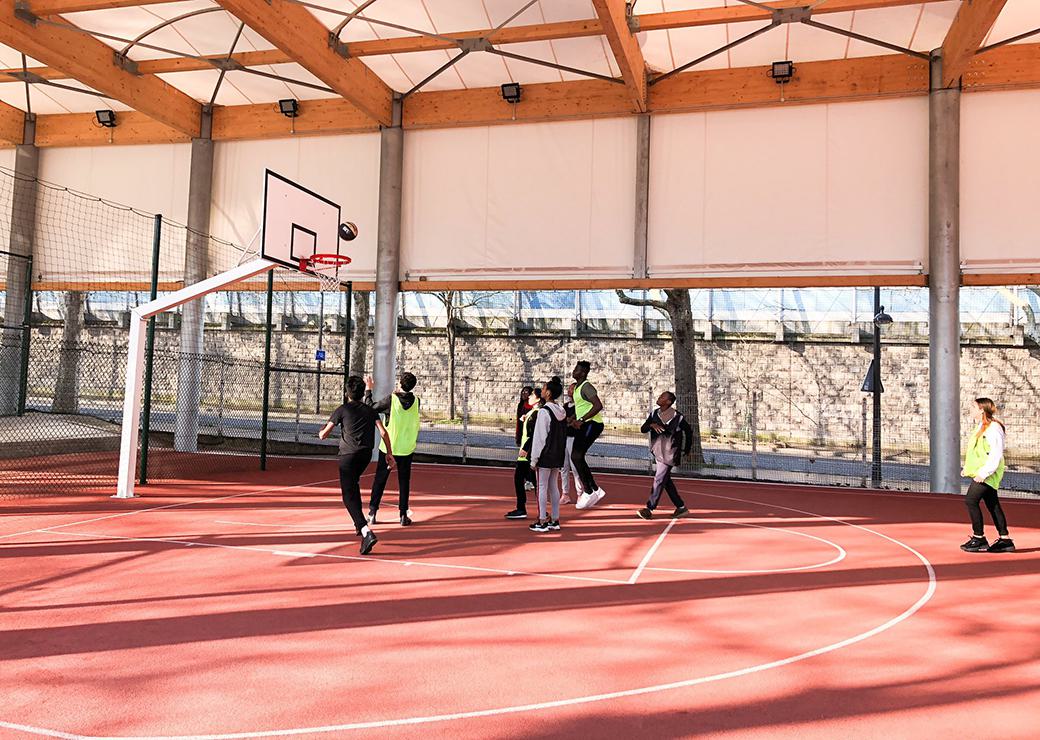 Des collégiens jouent au basket