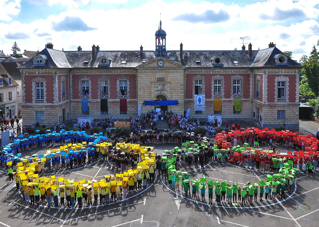 des enfants forment les anneaux olympiques devant la mairie de Rambouillet 