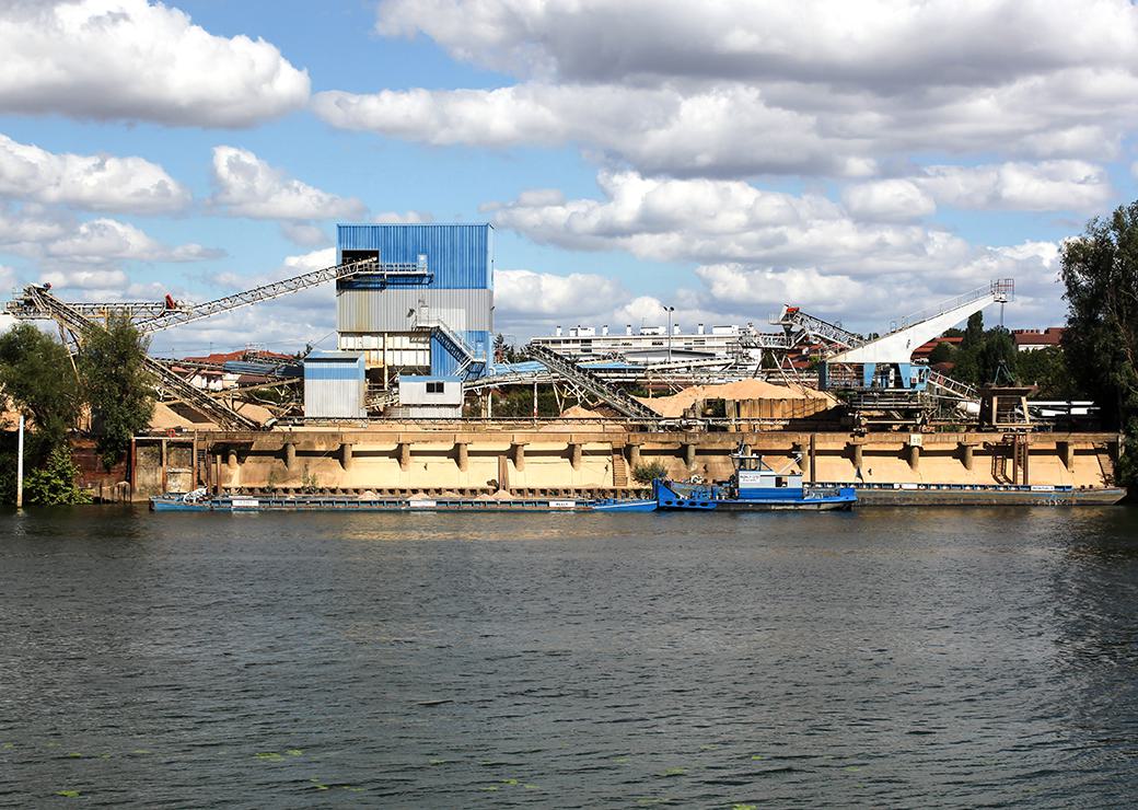 Usine de ciment en bord de Saône