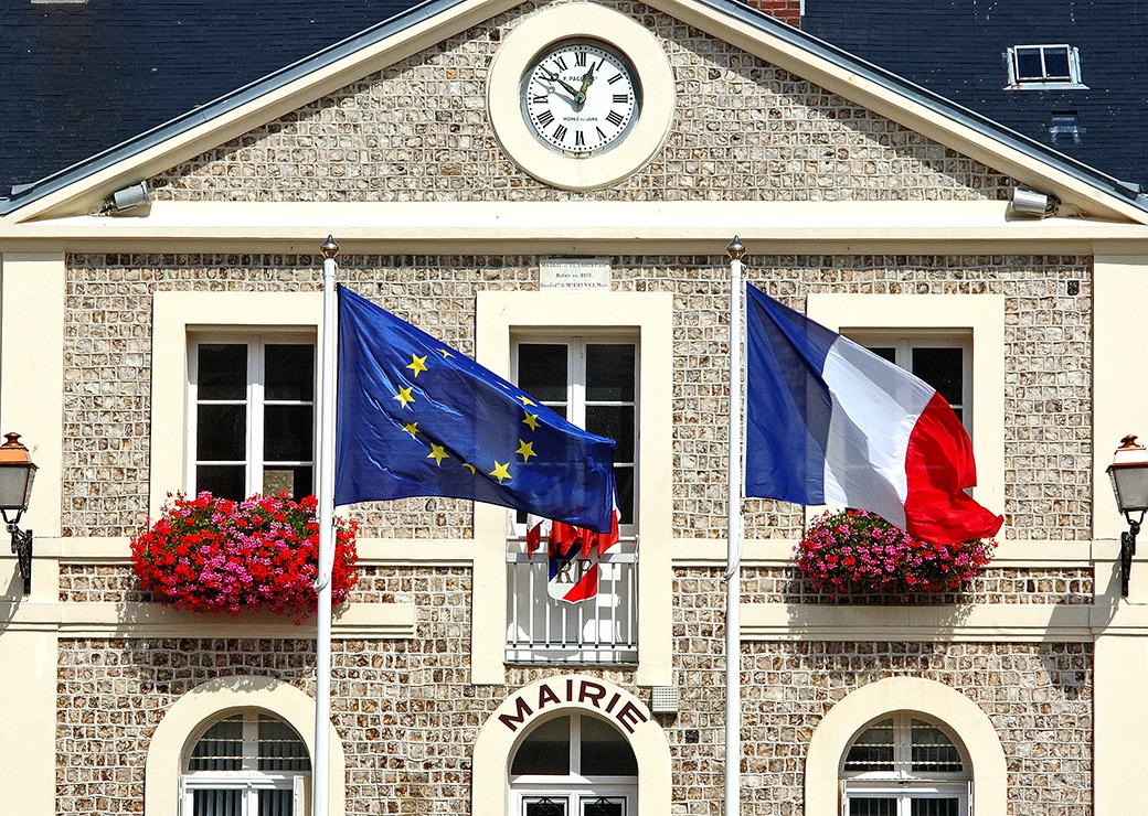 mairie, drapeau européen et drapeau français 