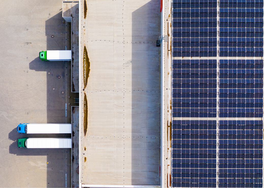 panneaux solaires sur  le toit d'un  entrepôt