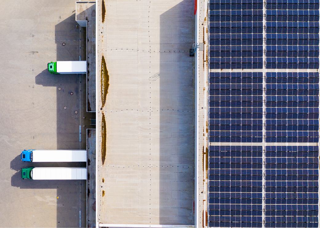 panneaux solaires sur le toit d'un entrepôt