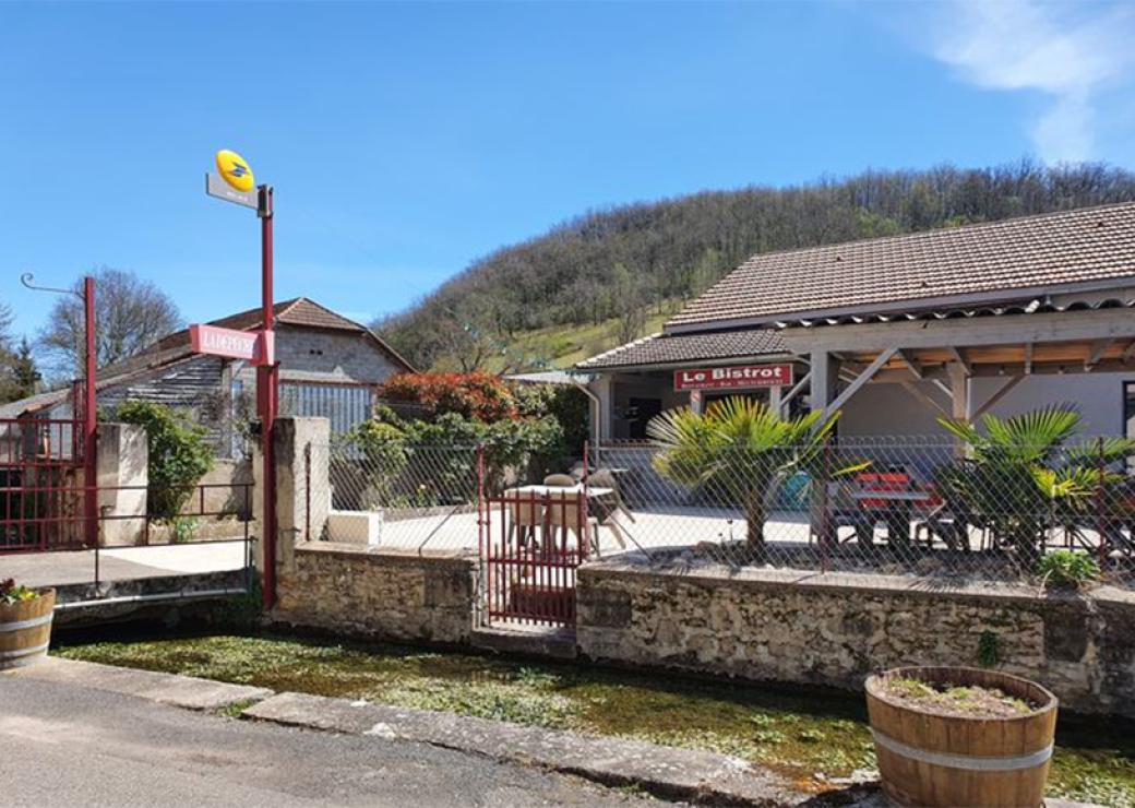 Depuis la rue, photo d'un restaurant avec une jolie terrasse