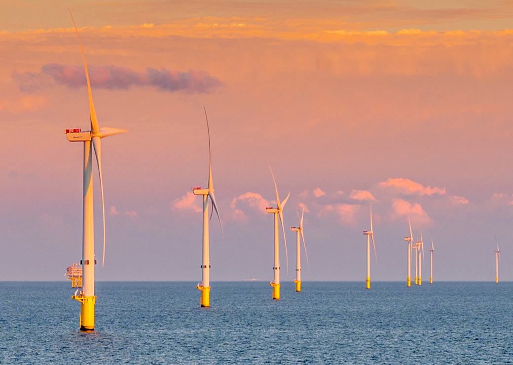 éoliennes en mer au coucher du soleil