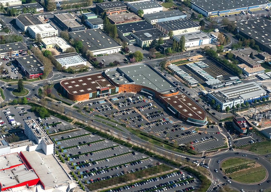 vue aérienne d'un centre commercial en Ile-de-France 