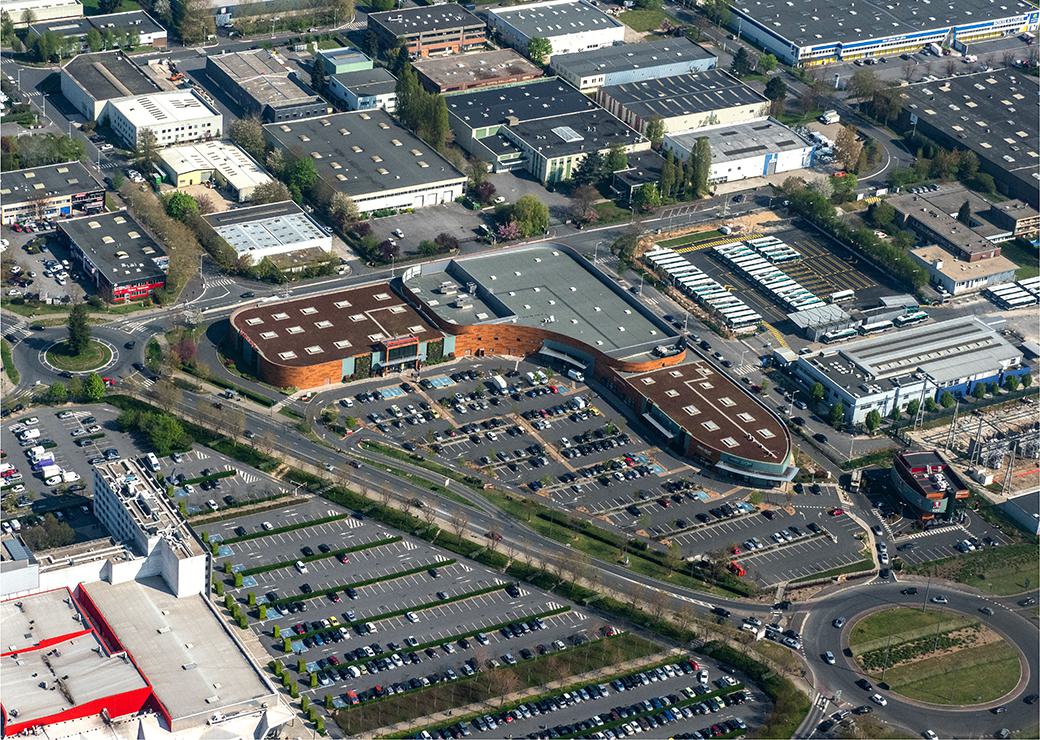 vue aérienne d'un centre commercial en Ile-de-France