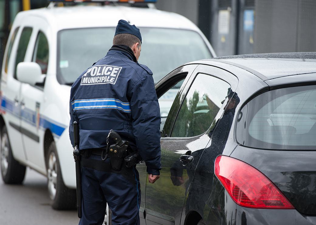 Un policier municipal effectue un controle aupres d'un automobiliqste 