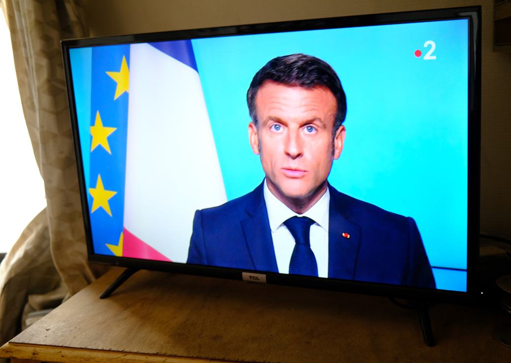Emmanuel Macron sur un écran de télévision 
