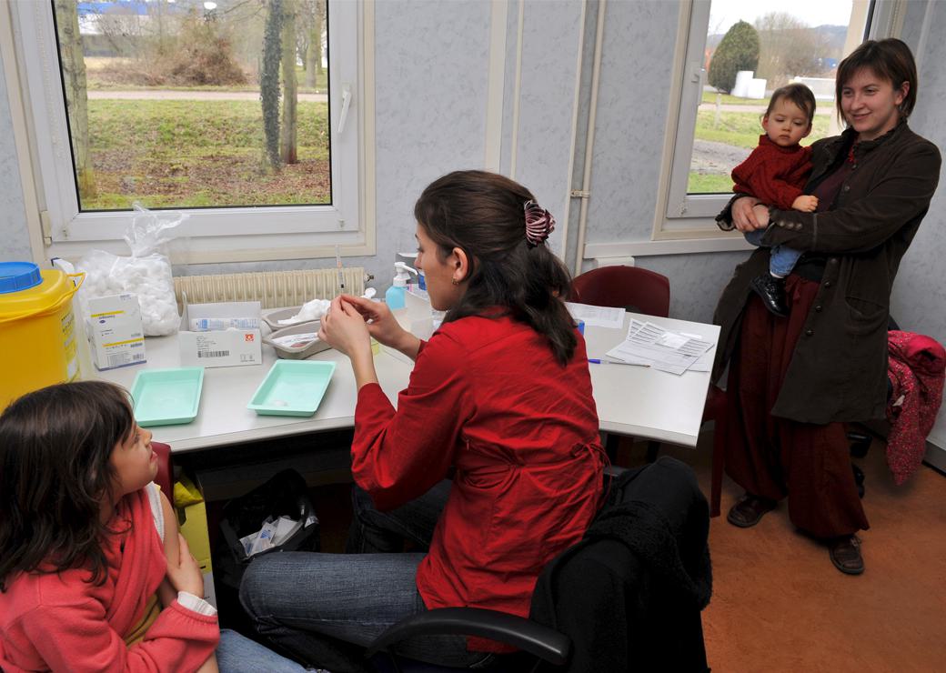 Une femme consulte un médecin à la campagne pour ses deux enfants