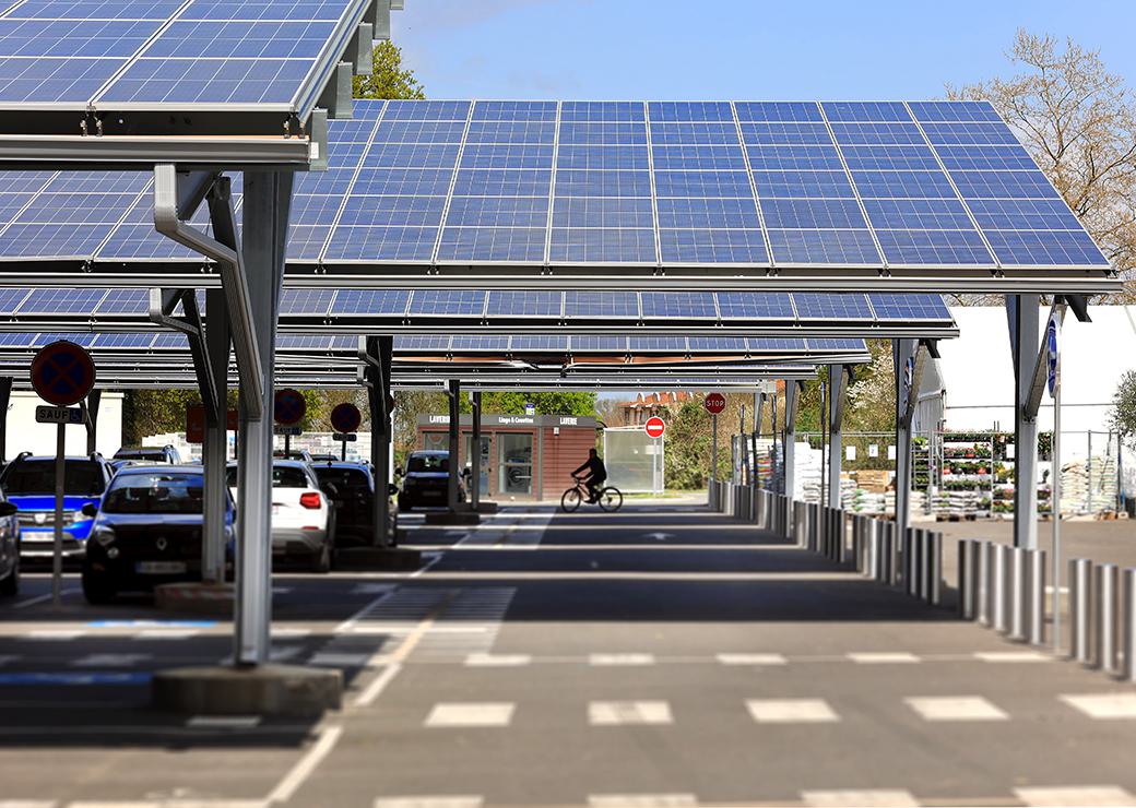 panneaux solaires sur un parking
