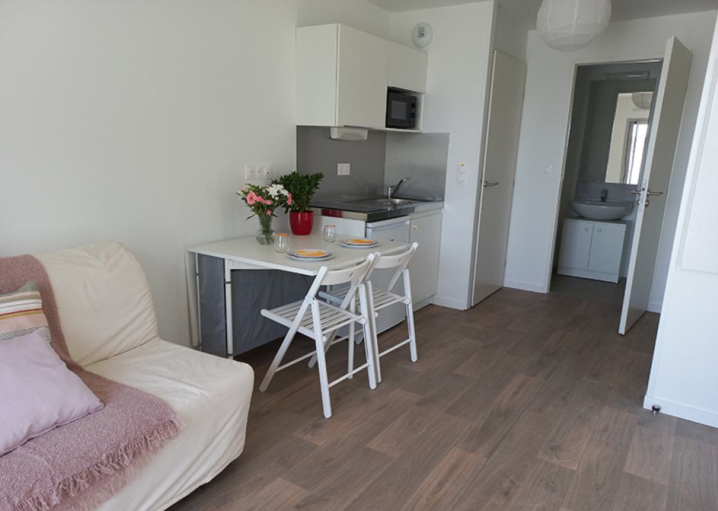 L'intérieur d'une habitation, canapé, coin cuisine