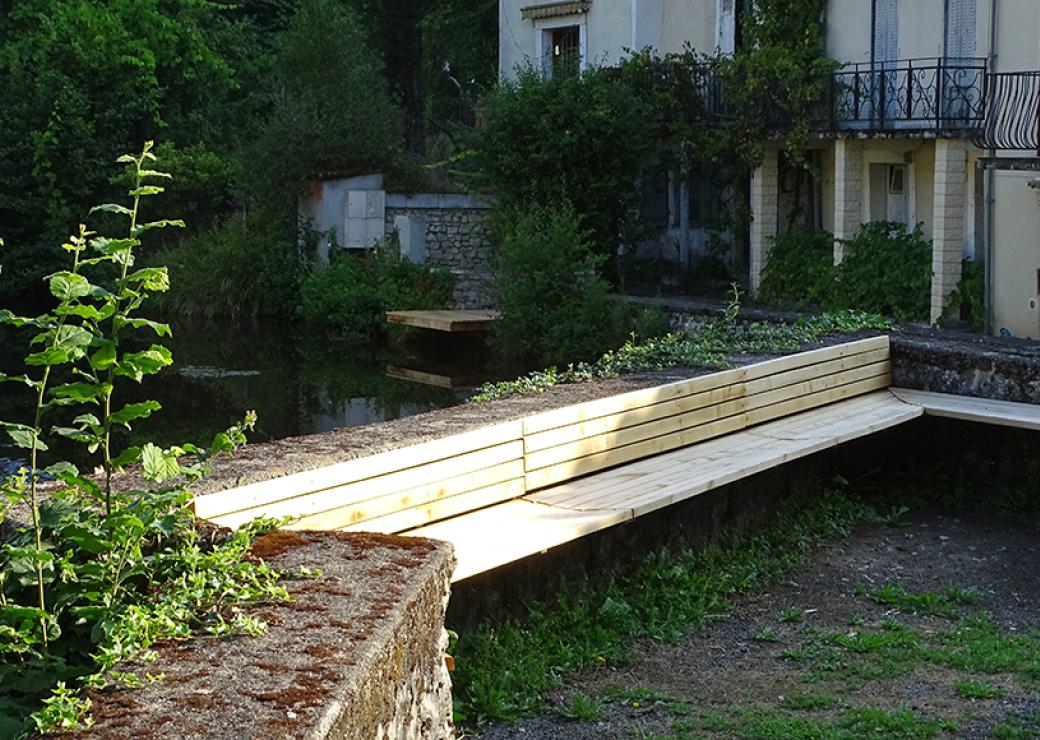 Un banc fraichement installé au bord d'un muret