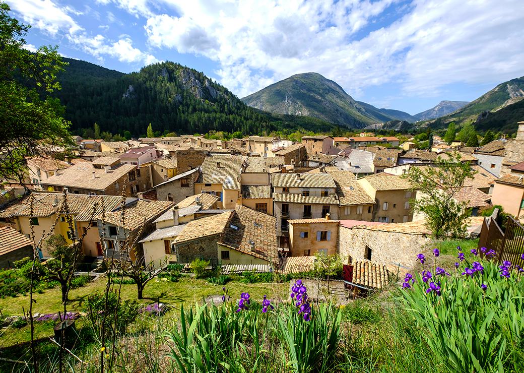 Nature, sécurité, intimité, espace : les Français rejettent la "ville dense" pour le "village Dujardin"