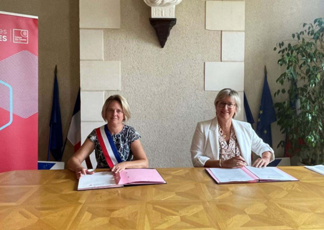 Signature du contrat de prêt en présence de Mme le Maire