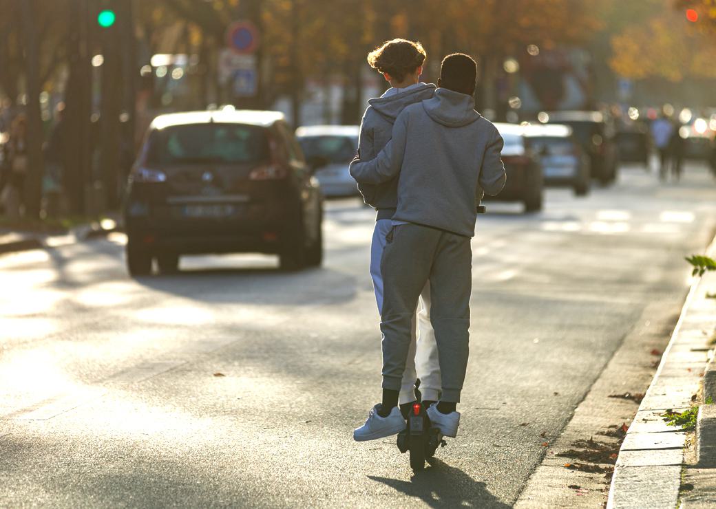 2 jeunes sur une trottinette électrique
