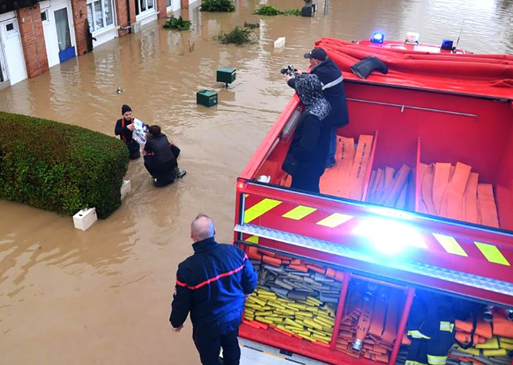 pompiers en intervention lors d'inondations 
