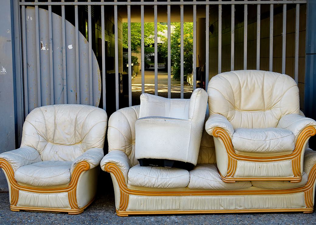 un canapé et des fauteuils aux encombrants dans la rue 