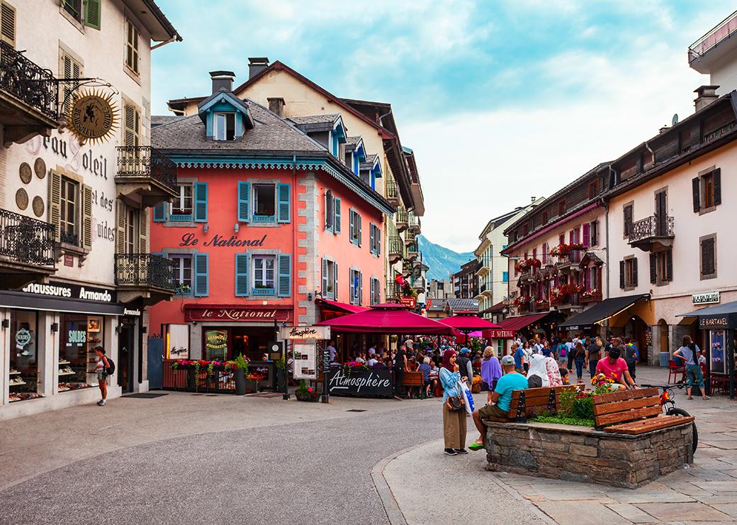 une jolie place dans la ville de Chamonix 